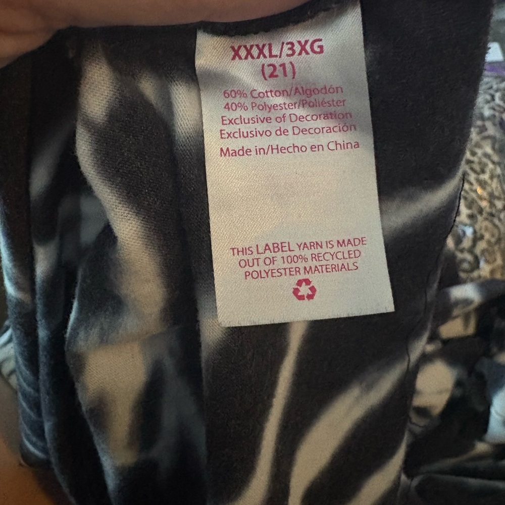 No Boundaries Black and White Tie-Dye Long Sleeve Graphic Tee - Picture 7 of 7